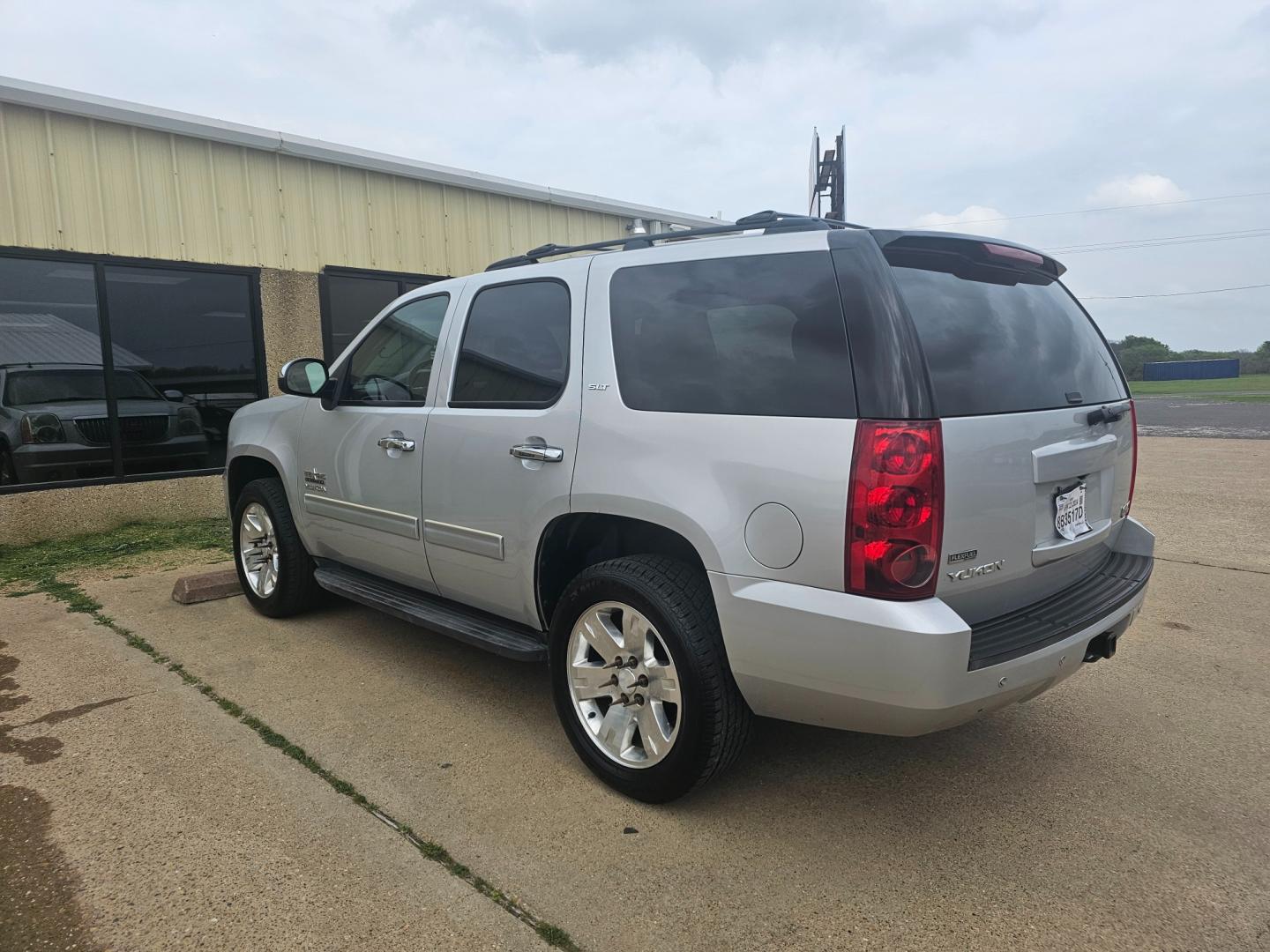 2011 SILVER GMC YUKON SLT1 2WD (1GKS1CE00BR) with an 5.3L V8 OHV 16V FFV engine, 6-SPEED AUTOMATIC transmission, located at 533 S Seven Points BLVD, Seven Points, TX, 75143, (430) 255-4030, 32.313999, -96.209351 - Photo#3